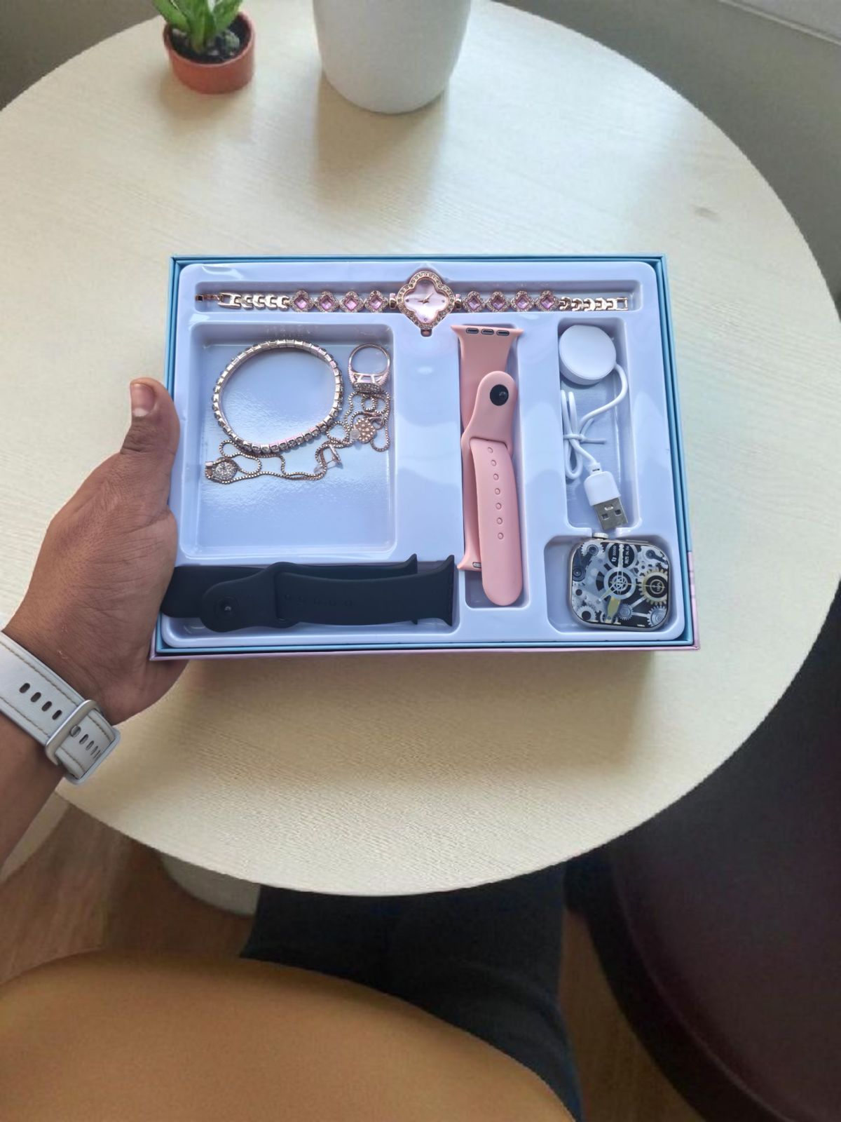 Crown Q700 Smartwatch Gift Set